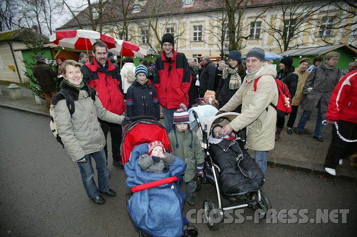 2008.12.13_13.49.02.JPG - Beim Adventmarkt im Stift Heiligenkreuz waren auffalend viele junge Familien mit Kinder unterwegs.