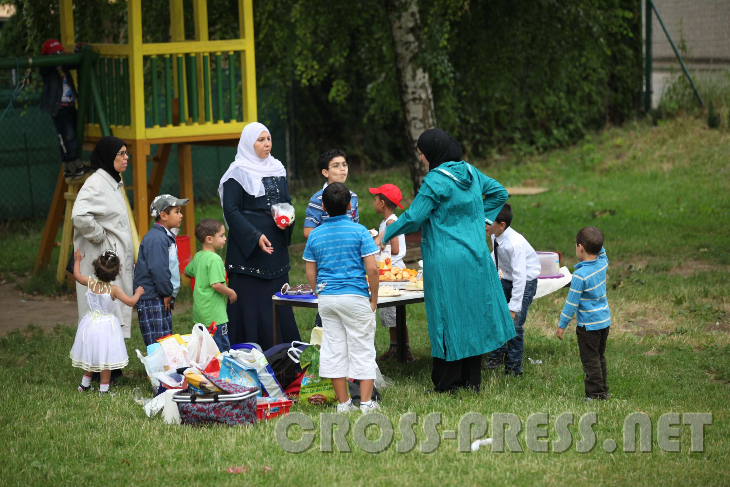 2011.06.18_10.53.31.jpg - Im Islamischen Zentrum fand zur gleichen Zeit ein Frühlingsfest statt.  Am Spielplatz sind neben Kindern nur Frauen erwünscht.
