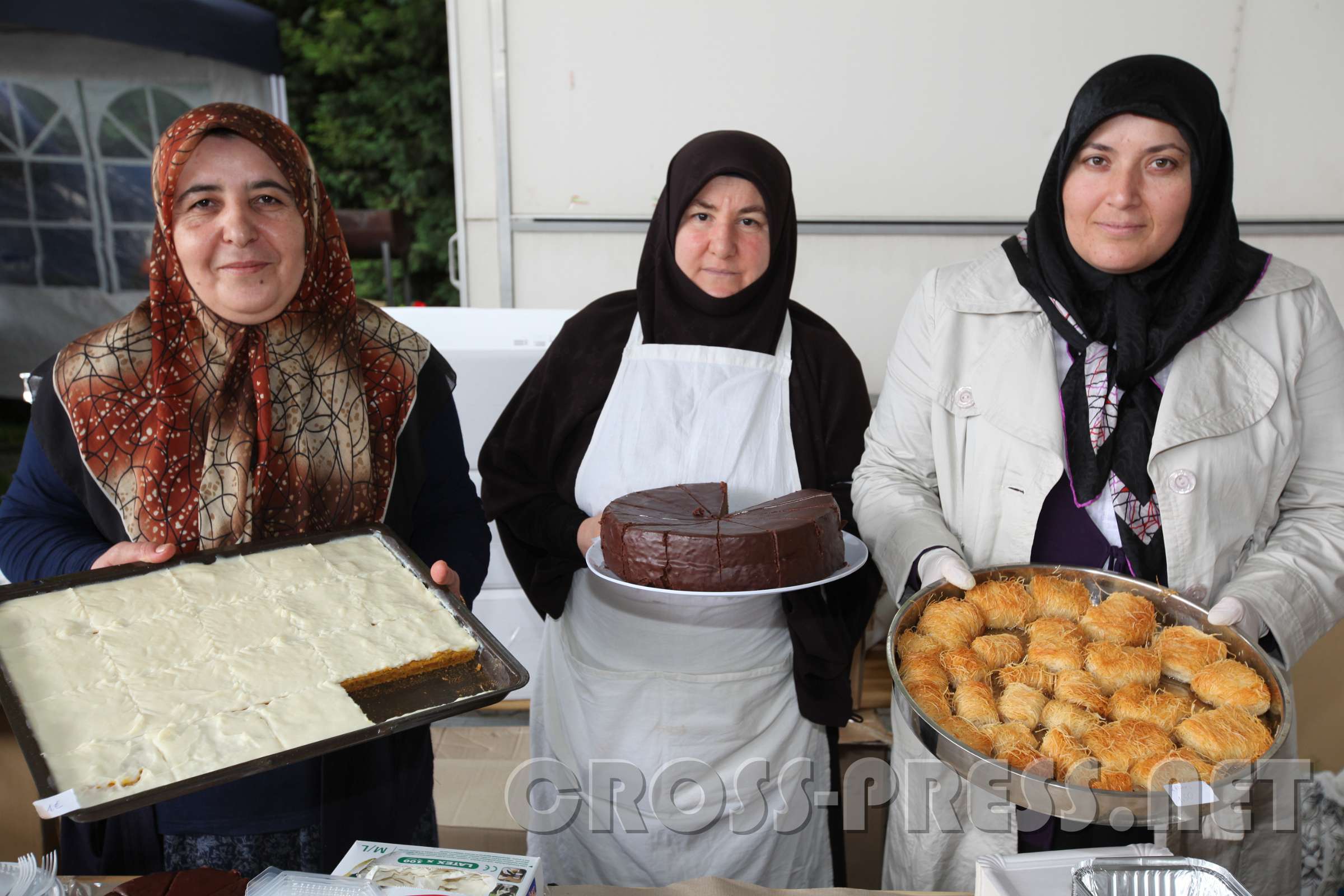 2011.06.18_13.23.04.jpg - Auch türkische Hausfrauen können eine Wiener Sachertorte backen.  :)