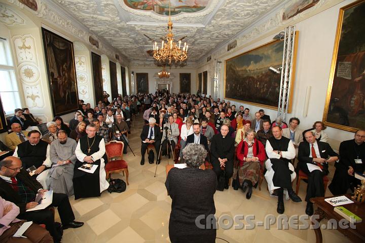 2011.10.15_09.26.19.jpg - Über 250 Teilnehmer füllten den prunkvollen Kaisersaal des Stiftes Heiligenkreuz.