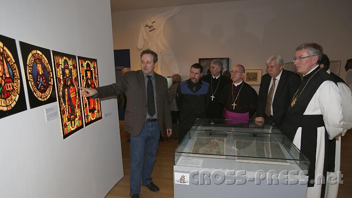 2013.02.23_17.21.10.jpg - Ausstellungskurator Dr. Karl Holubar (Stiftsarchiv Klosterneuburg) bei der Sonderführung der Ehrengäste.