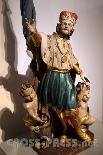 2013.02.23_17.34.22.jpg - "Hl. Leopold", unbekannter Bildschnitzer, 1. Hälfte 18. Jh.. Holz, Höhe ca. 83 cm: ungewöhnl. Darstellung des Heiligen.