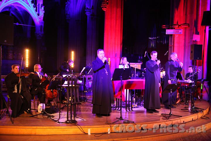 2013.03.17_20.10.20.jpg - Mit ihrem 21. Konzert sind "Die Priester" in der Wiener Votivkirche am Ende ihrer Kirchen-Tournee 2013 angelangt. Insgesamt ist es ihr 33. Konzert.