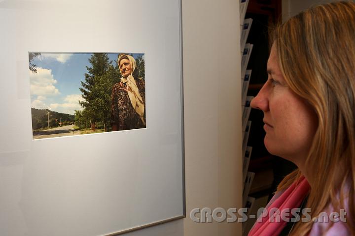 2013.04.24_21.30.09.jpg - Claudia Henzel möchte mit ihren Fotodokumentationen, wie hier über Srebrenica, zur Förderung von Bewußtseinsbildung und Verständigung zwischen Menschen, Völkern und Religionen beitragen.