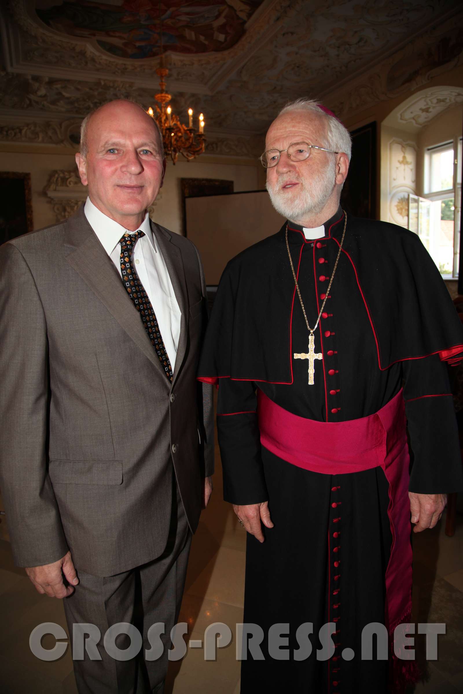 2013.09.28_10.33.32.jpg - František Mikloško mit Bischof Andreas Laun.