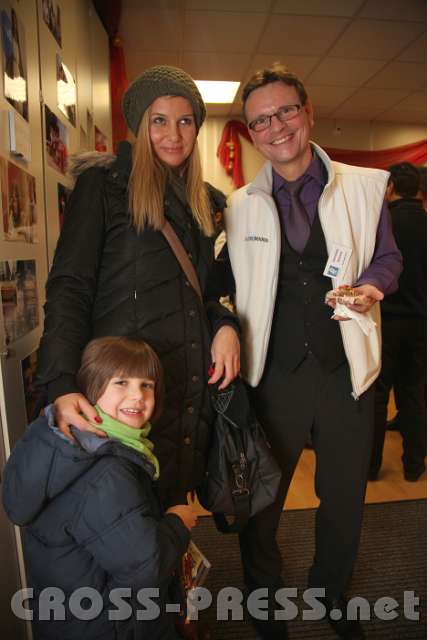 2013.12.08_19.21.35.jpg - Lukas und seine Mama Sigi mit Christian Schmid.