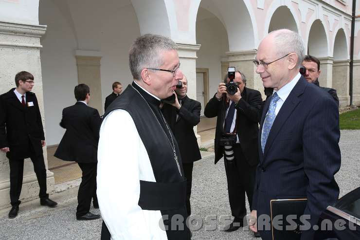 2014.03.27_09.36.14.jpg - Abt Maximilian Heim heißt Prof. Herman van Rompuy willkommen.