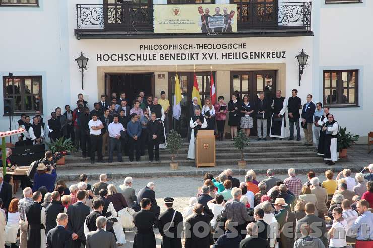 2014.04.30_17.02.09.jpg - Abt Maximilian Heim eröffnet das Dankfest.