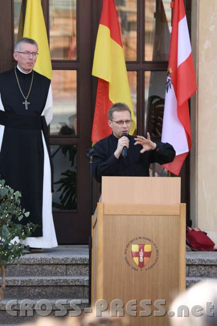2014.04.30_17.22.02_01.jpg - Lukasz Skiba, Theologiestudent aus Polen, gibt sein Zeugnis.