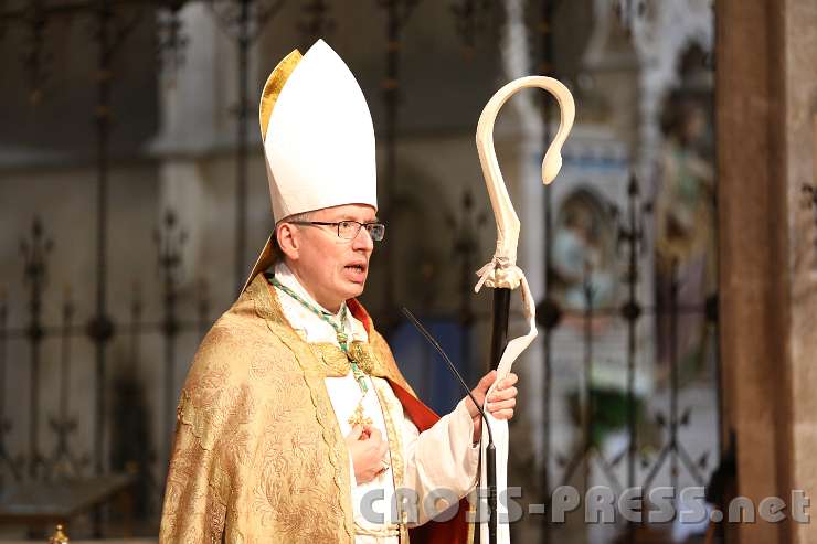 2014.04.30_18.30.38_02.jpg - Abt Maximilian Heim predigt bei der festlichen Dankvesper.