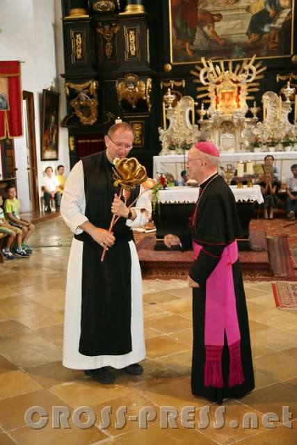 2016.09.04_16.45.14.JPG - Pater Karl erhält die Friedensrose von Bischof Küng.
