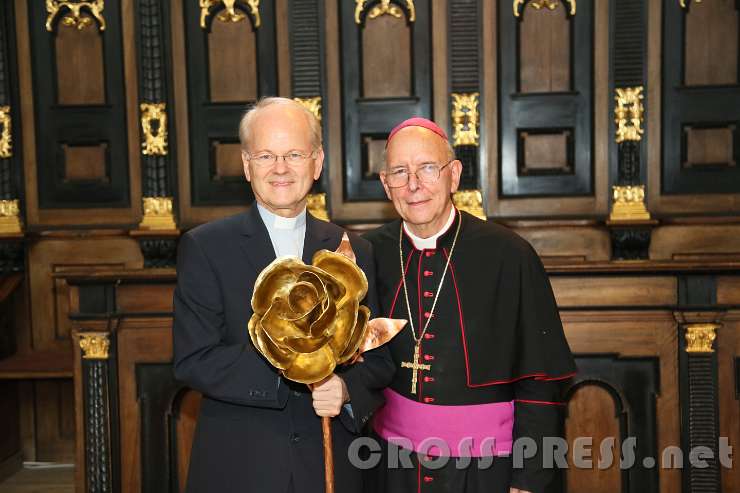 2016.09.04_17.19.36.JPG - In der Kategorie "Ausland" ging die Friedensrose an Pater Paul Maria Sigl.