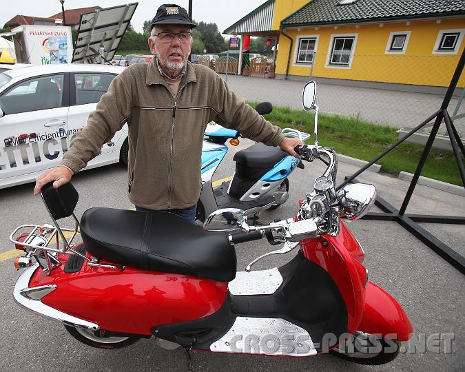 2009.05.15_16.23.24.jpg - Umwelt GR Franz Mottl testet einen Elektroscooter.