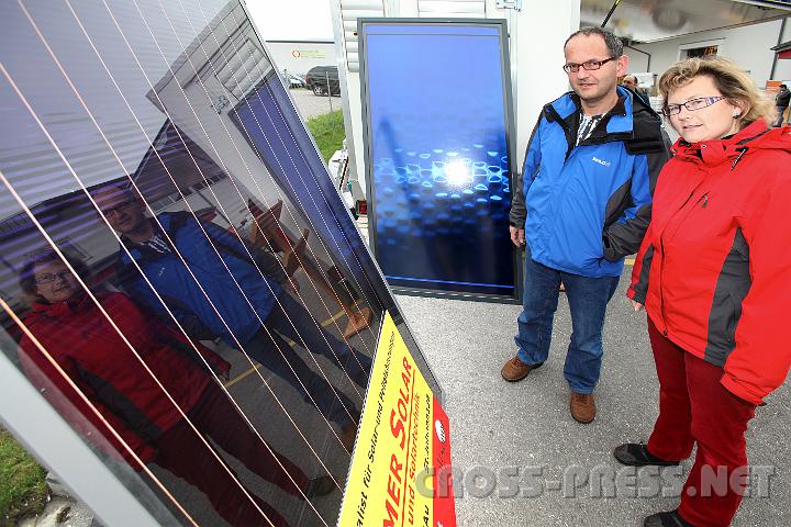 2009.05.15_16.35.32.jpg - Eva und Erich Pfaffenbichler aus Seitenstetten bewundern die futuristisch angehauchten Photovoltaikanlagen.