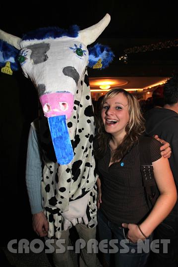 2009.02.24_21.47.04.jpg - Eine Kuh zum Verlieben ... wenn sie nur nicht die Blauzungenkrankheit hätt'. Während Manfred sich schwer tut hat Ramona leicht lachen!