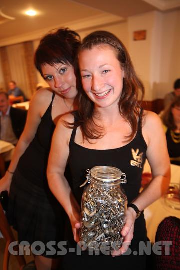 2009.10.25_21.51.23.jpg - Michaela Helm und Kerstin Brbaumer mit dem "Schatz-Glas" des Schtzspieles, welches Franz Schenkermayr aus Ertl gewonnen hat.