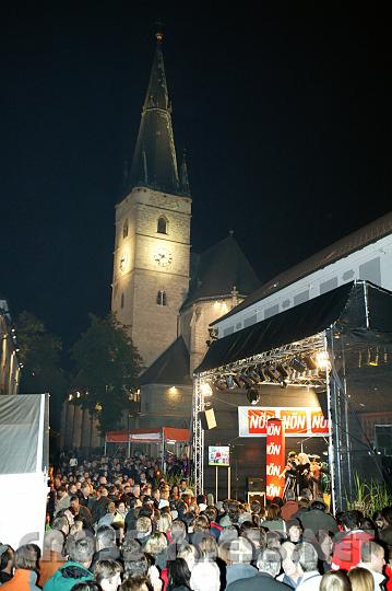 2008.09.27_21.39.32.JPG - Bis hin zur Stadtpfarrkirche war der neugestaltete Hauptplatz vollbesetzt.  Auf der Bhne "Die Echten".