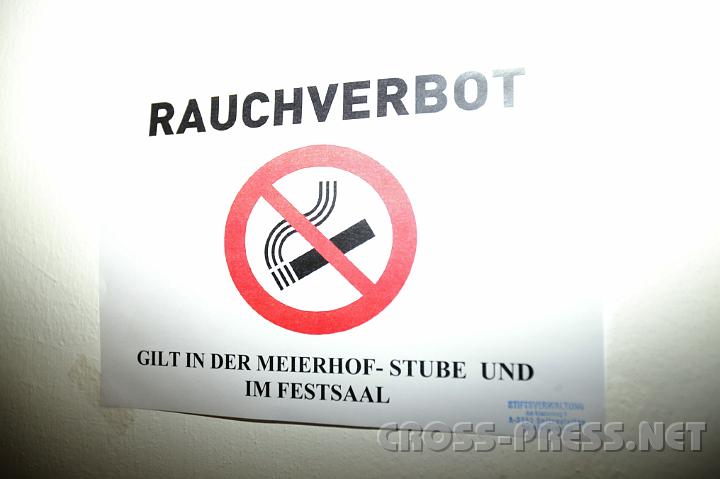 2009.01.10_23.01.41.JPG - Auf das vom Gesetzgeber und von der Stiftsverwaltung vorgeschriebene Rauchverbot pfiffen, bzw. pafften die Besucher.  :(