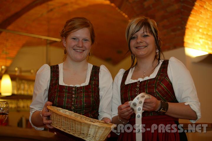 2009.02.07_20.44.35.jpg - Sabine Kaltenbck und Karin Kern beschenkten die Damenbesucher mit Schokolade und markierten die Herren mit Musikkapellenlogo.