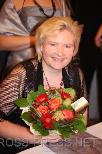 2009.10.24_21.06.31.jpg - Dipl.-Pd. Anita Hochpchler wurde mit einem Blumenstrau geehrt.