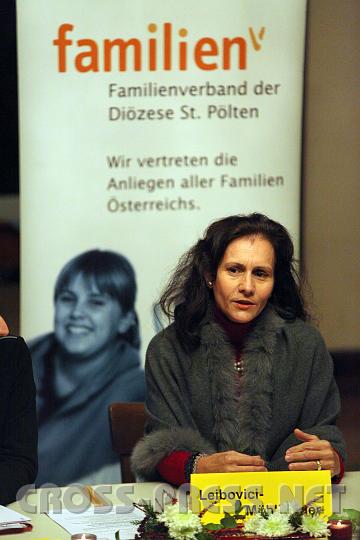 2009.11.16_19.24.53.jpg - Die Kinderpsychotherapeutin Dr. Martina Leibovici-Mhlberger gab ein Statement aus wissenschaftlich-psychologischer Sicht.