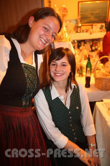 2009.10.17_22.21.54.jpg - Angelika Pfaffenbichler und Karin Kern waren fr Kassa und Damenspende zustndig.