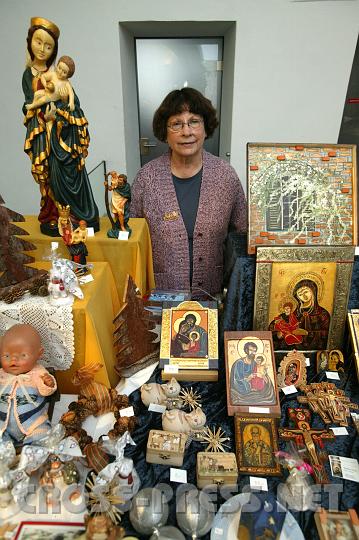 2008.11.30_14.31.39.JPG - Selbstgemalte Ikonen nach russischen Vorbildern prsentierte Madeleine Weigl aus St.Valentin.