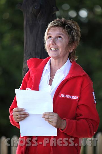 2009.07.19_16.15.17.jpg - Anlsslich der Fahrzeugweihe meinte die RK Bez.Stellenleiterin, dass man den Patienten und den Helfern den Segen von oben nicht vorenthalten sollte.   :)