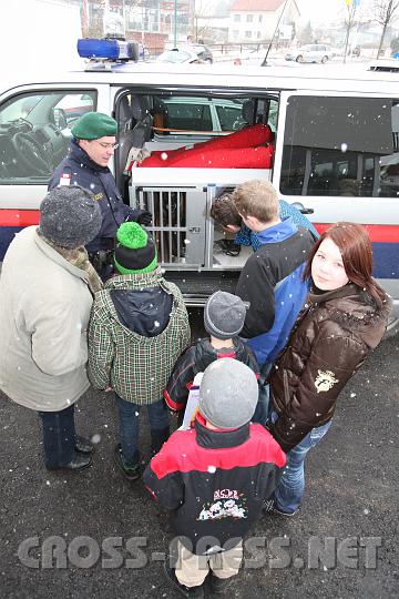 2010.03.12_15.24.07.jpg - Die Kinder interessierten sich fr den Sprhund im Einsatzwagen.