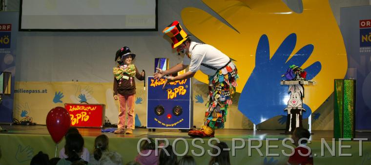 06.11.05_271 Zauberspaß mit Zauberclown Poppo. Die kleine Assistentin ist keine Profi-Zauberin, sondern eine Freiwillige aus dem Publikum.  http://poppo.at