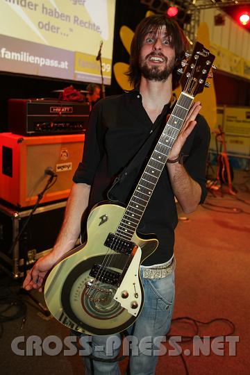 2009.11.08_16.58.36.jpg - Dieser junge Rocker mit Gitarre im Retro Look ist Gitarrist von Oliver Wimmers Band.
