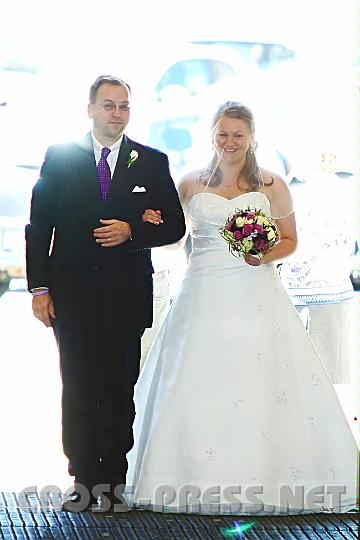 2010.06.05_14.10.51.jpg - Eine im wahrsten Sinne des Wortes "strahlende" Braut durchschreitet am Arm ihres Vaters das Domportal.