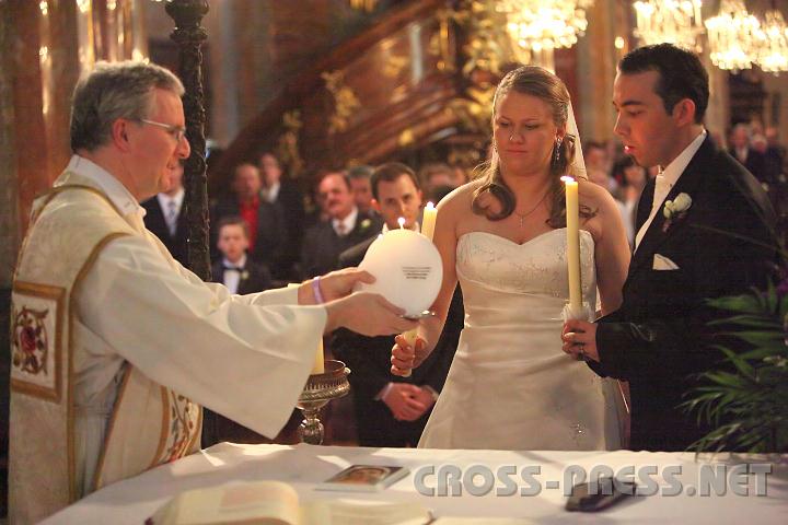 2010.06.05_14.48.45.jpg - Caroline und Martin entznden mit ihren Taufkerzen die Hochzeitskerze.