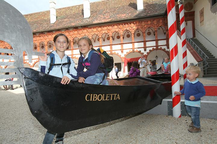 2011.09.17_13.55.06.jpg - Im Arkadenhof der Schallaburg durften die kleinen Besucher eine "Fahrt" mit einer echten Gondel machen.