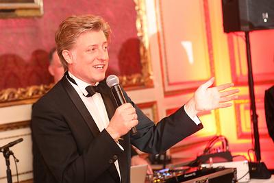 2019.01.13_00.03.53 Dominik Nostitz sang das Geburtstagslied und moderierte.
