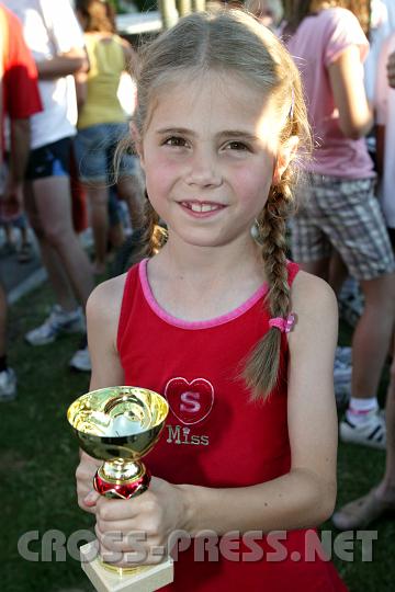 2008.06.21_19.30.36.JPG - Kleine "Miss" ist stolz auf ihr gewonnen Gold.