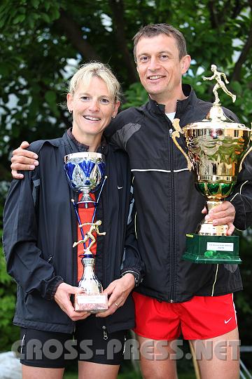 2009.06.20_20.14.15.jpg - Die beiden Ortsmeister Irmgard Strasser und Andreas Prokosch, auch privat seit 12 Jahren ein erfolgreiches Team, mit ihren Wanderpokalen. Andi gewann diesen zum 3. Mal, weshalb er nun in seinen Besitz bergeht. Irmi hat bereits einen zuhause stehen, sie gewann die Ortsmeisterwertung jetzt zum 4. Mal.