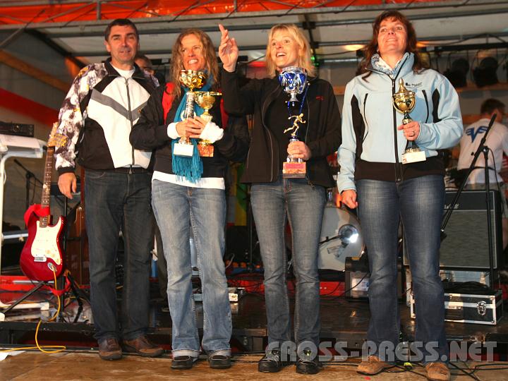 2010.06.19_20.10.25.jpg - Ortsmeisterinnen: Claudia Naringbauer, Irmgard Strasser, Gerlinde Rammel, 5000m