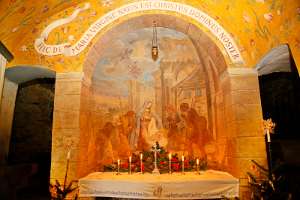 Schönbühel Auf dem Rundbogen über dem Altar steht die Innschrift „Hier wurde von der Jungfrau Maria Jesus Christus, unser Herr, geboren.“