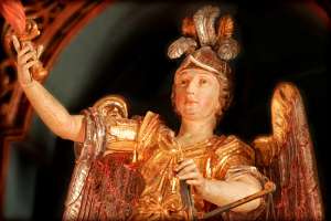 2004.10.05_11.55.31 In der Pfarrkirche St.Michael gibt es viele schöne sakrale Kunstwerke. Erzengel Michael mit dem Feuerschwert am Hauptaltar.