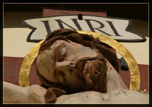 2003.10.13_13.55.48 Kruzifix in Lebensgröße am Mauer der Pfarrkirche St.Peter.