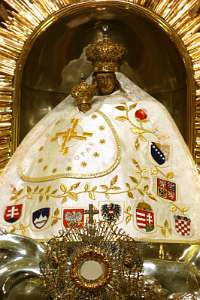 MittelEuropäischer KatholikenTag 2004 Mariazeller Madonna im Kleid mit den Wappen der Mitteleuropäischen Länder. Davor der eucharistische Jesus. Seit Jahrhunderten ist Mariazell auch Wallfahrtsort...