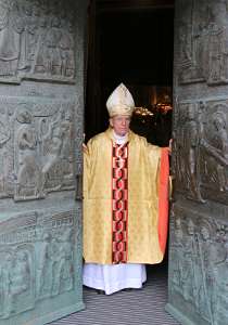 ChristKönig-Messe mit Bischof Küng Bischof Küng schließt die Barmherzigkeitspforte des Domes.