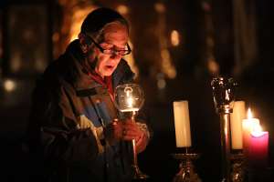 Rorate-Messe mit Pfarrer Peter Yeddanapalli Ehrenamtlicher Messner Richard Tanzer bläst die Kerzen aus.