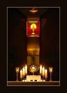 Foto Feature Stift Heiligenkreuz Jesus im Sakrament des Altares, darüber, der Überlieferung nach, ein Stück seines Kreuzes im Reliquiar, noch höher das 'ewige Licht'.