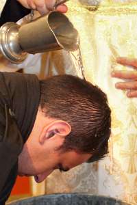 Heilige Woche 2012 im Stift Heiligenkreuz - OsternachtFeier Josef Johannes, ein 19-jähriger aus Kärnten, wurde traditiongemäß in der Osternacht getauft. Die Taufe vollzogen Pfarrer P.Pio und P.Bernhard, Altpfarrer von...
